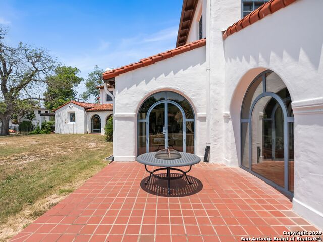 Listing photo id 17 for 204 Zambrano