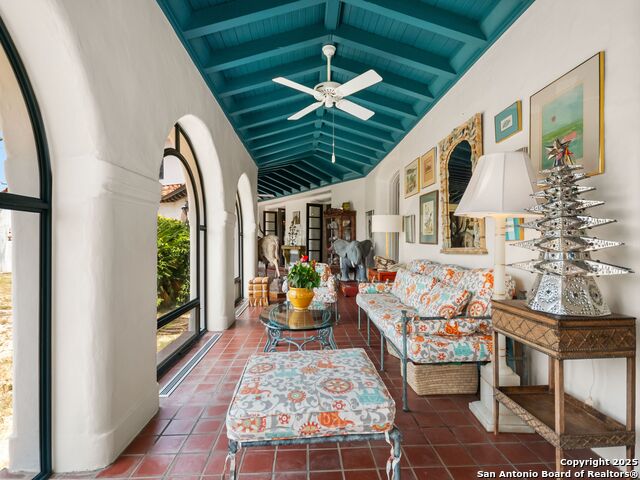 Listing photo id 20 for 204 Zambrano