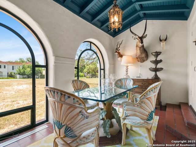 Listing photo id 23 for 204 Zambrano