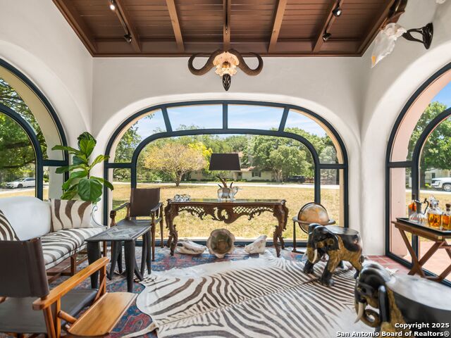 Listing photo id 24 for 204 Zambrano
