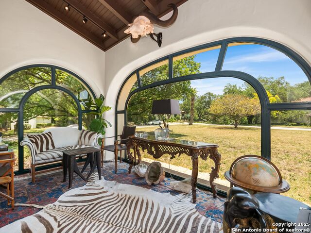 Listing photo id 25 for 204 Zambrano