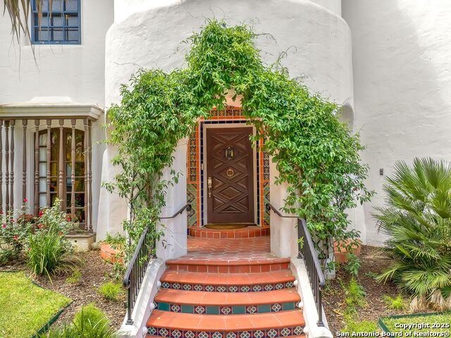 Listing photo id 1 for 204 Zambrano