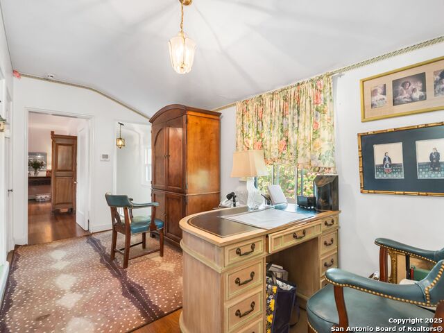 Listing photo id 35 for 204 Zambrano