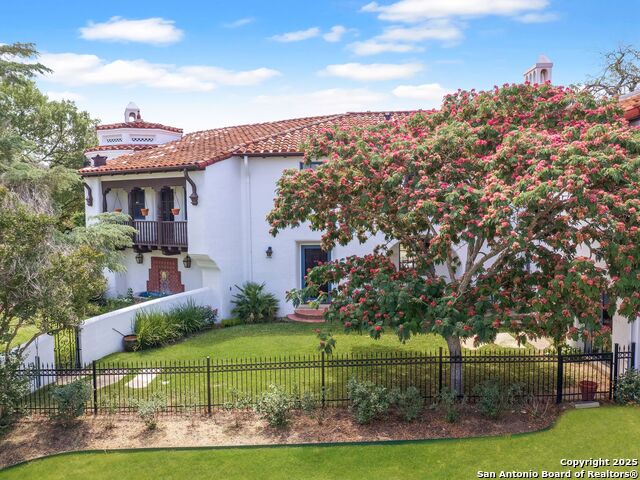 Listing photo id 2 for 204 Zambrano