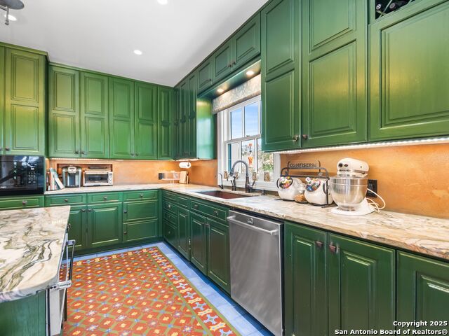 Listing photo id 39 for 204 Zambrano