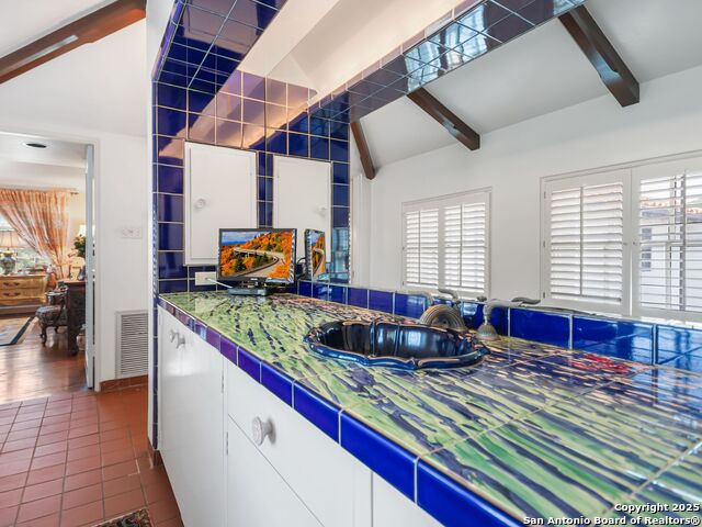 Listing photo id 47 for 204 Zambrano