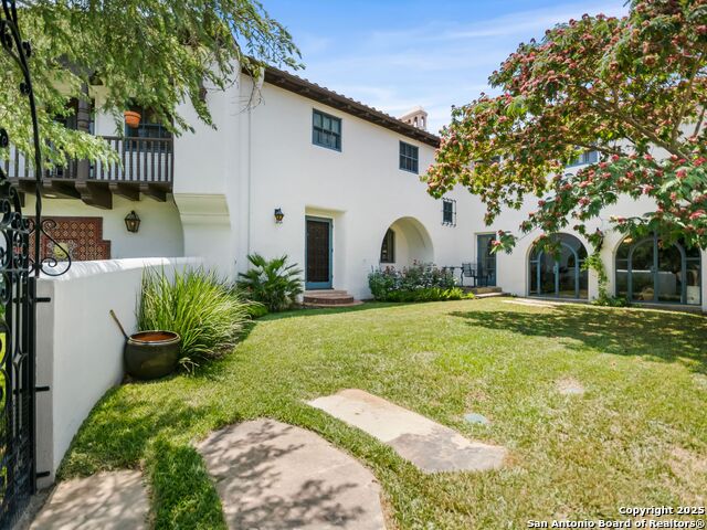 Listing photo id 3 for 204 Zambrano