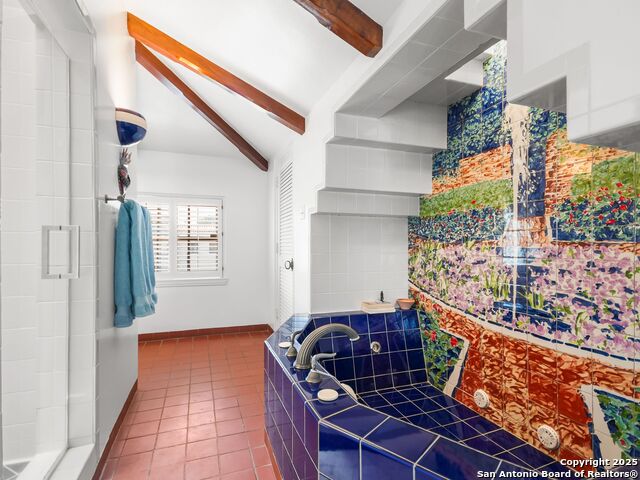 Listing photo id 48 for 204 Zambrano
