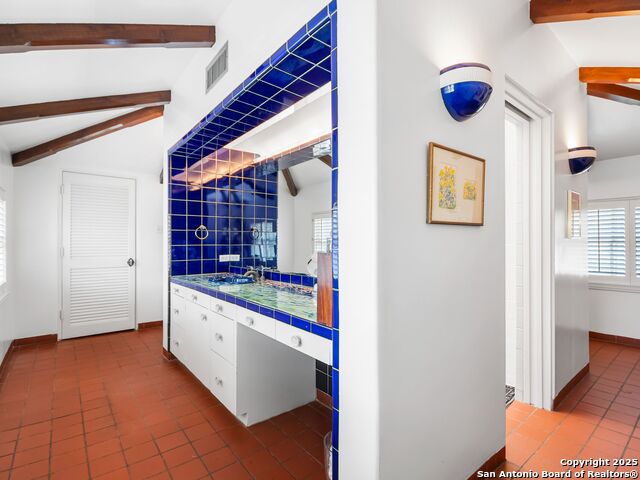 Listing photo id 49 for 204 Zambrano