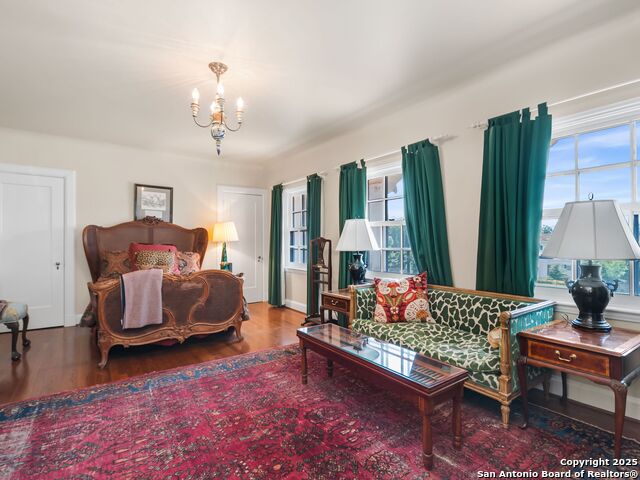 Listing photo id 50 for 204 Zambrano