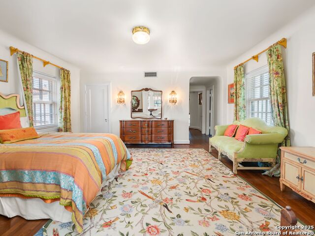 Listing photo id 52 for 204 Zambrano