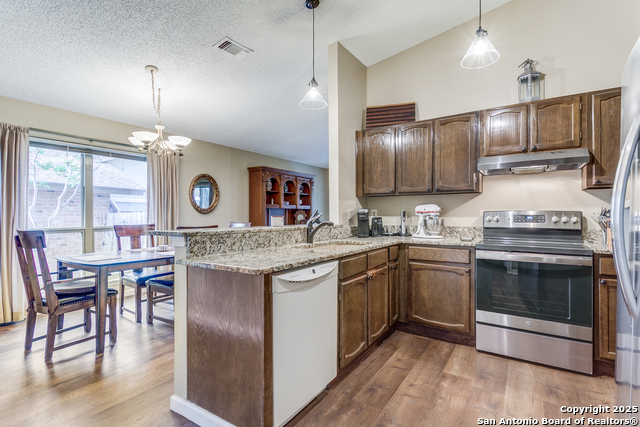 Listing photo id 9 for 1406 Aylsbury
