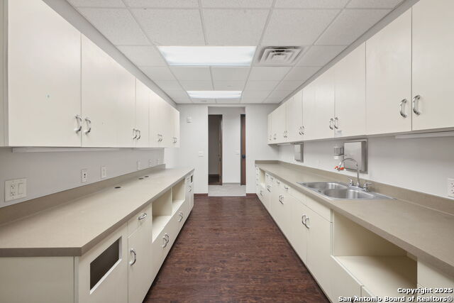 Listing photo id 8 for 2 Spurs Ln  