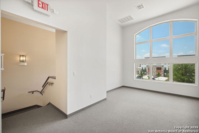 Listing photo id 9 for 2 Spurs Ln  