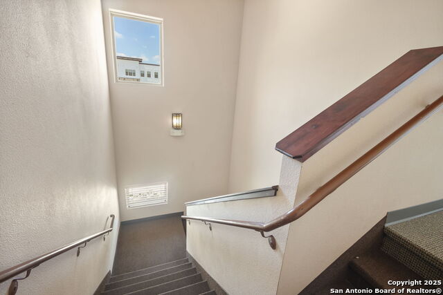 Listing photo id 11 for 2 Spurs Ln  