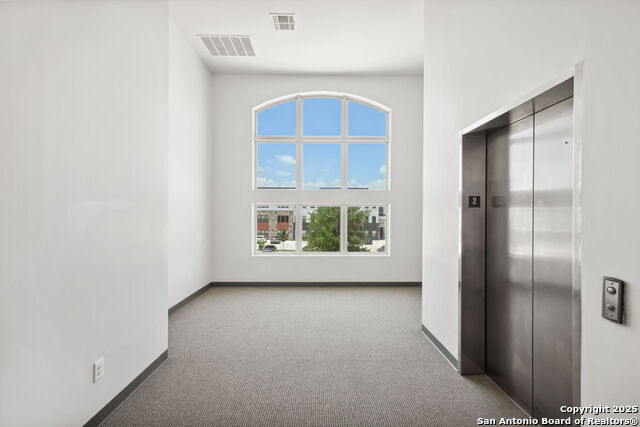 Listing photo id 12 for 2 Spurs Ln  