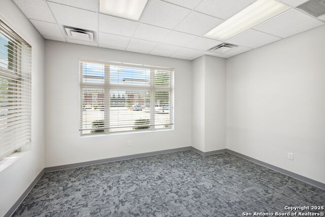 Listing photo id 5 for 2 Spurs Ln  