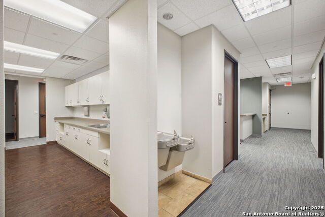 Listing photo id 6 for 2 Spurs Ln  
