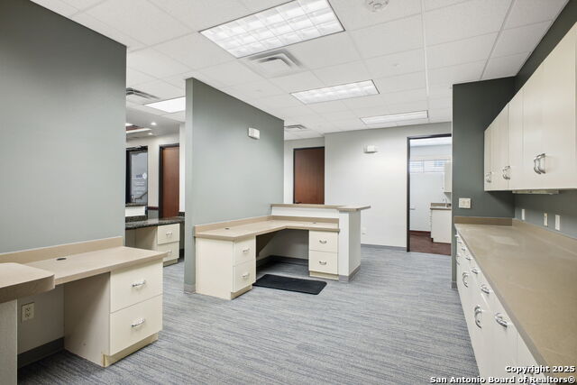 Listing photo id 7 for 2 Spurs Ln  
