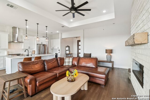 Image 4 of 39 For 517 Preston Trl