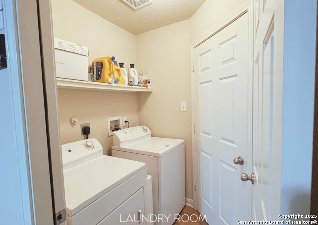 Listing photo id 12 for 4018 Matson Mnr