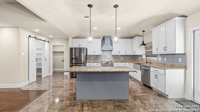 Listing photo id 10 for 1069 Ivy Lane