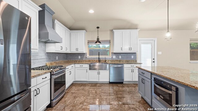 Listing photo id 12 for 1069 Ivy Lane