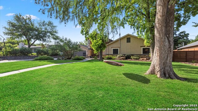 Listing photo id 2 for 1069 Ivy Lane