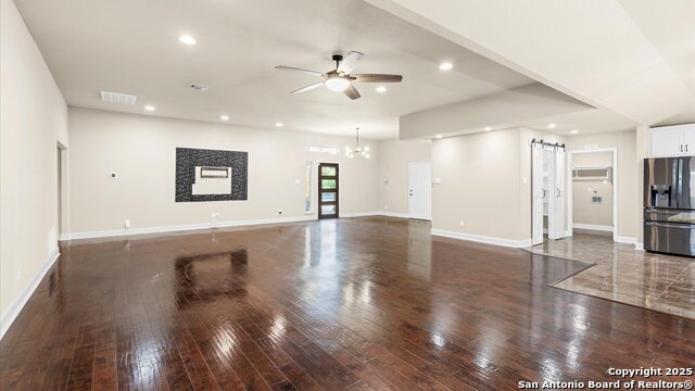 Listing photo id 4 for 1069 Ivy Lane