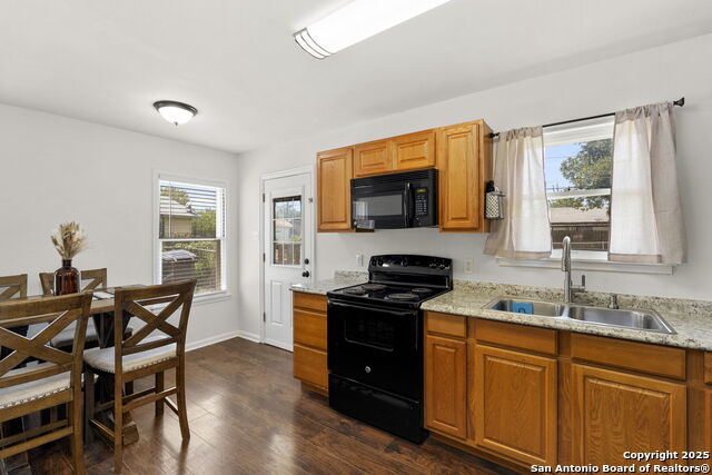 Listing photo id 10 for 227 Anton Dr