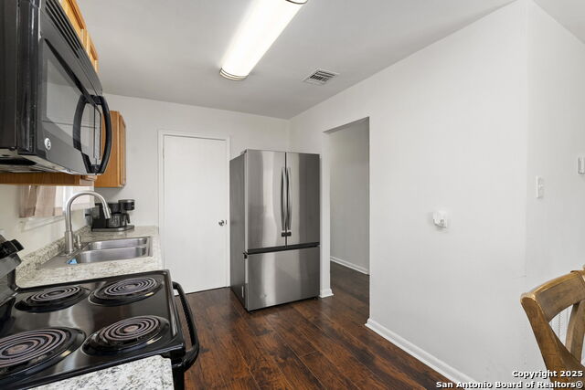 Listing photo id 11 for 227 Anton Dr