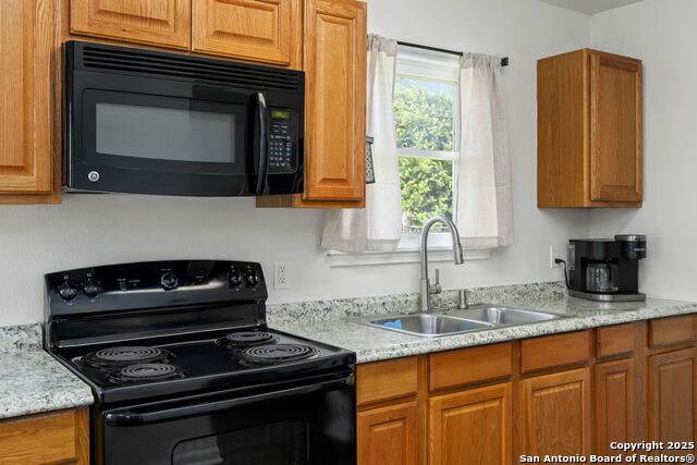 Listing photo id 12 for 227 Anton Dr