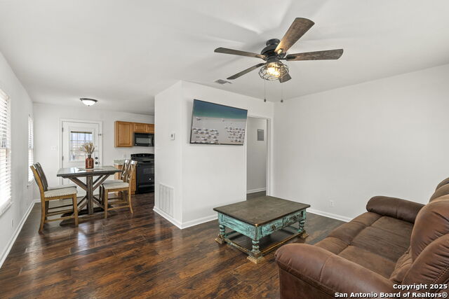 Listing photo id 3 for 227 Anton Dr