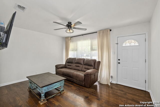 Listing photo id 4 for 227 Anton Dr