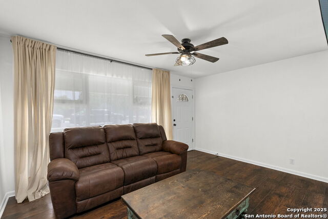 Listing photo id 5 for 227 Anton Dr