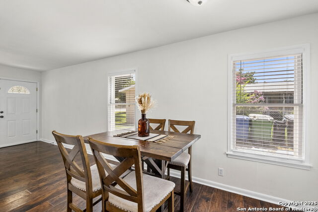 Listing photo id 6 for 227 Anton Dr