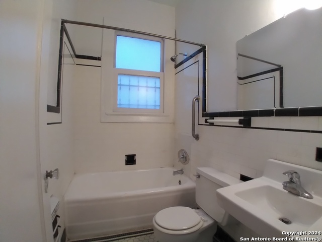 Listing photo id 5 for 215 Magnolia Ave W C
