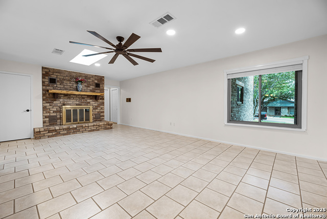 Image 17 of 42 For 221 Tanglewood W