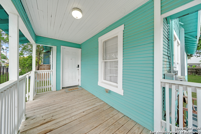 Listing photo id 9 for 1607 Hays