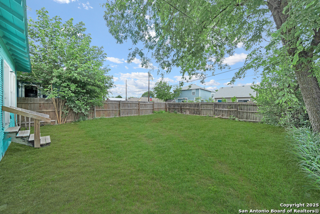 Listing photo id 10 for 1607 Hays