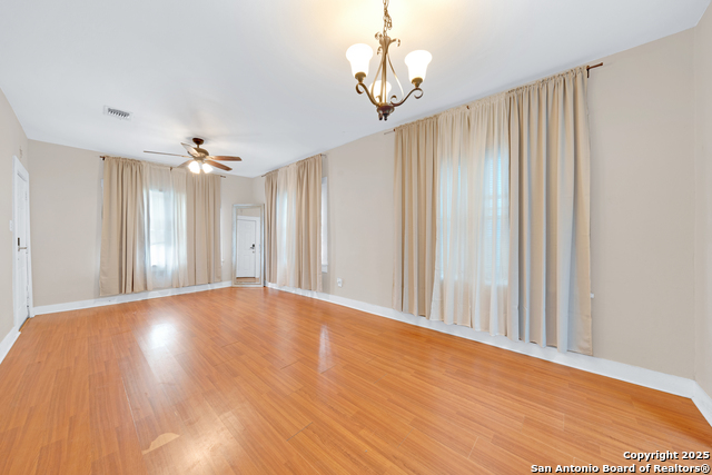 Listing photo id 3 for 1607 Hays