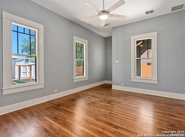 Image 15 of 25 For 925 Lamar St