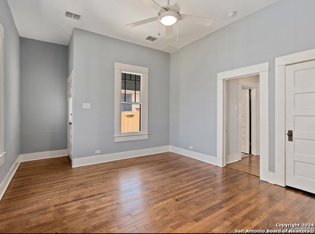 Image 16 of 25 For 925 Lamar St