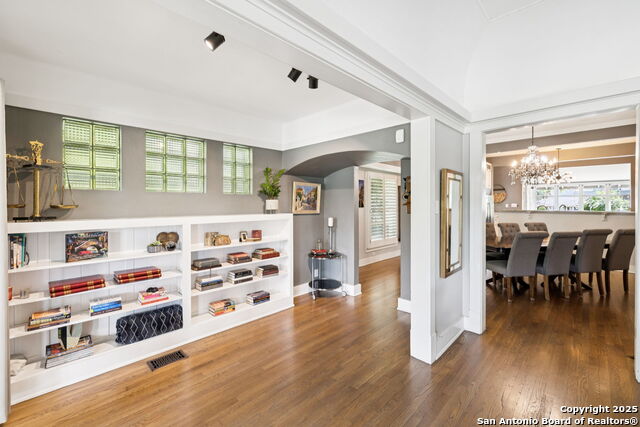 Image 11 of 47 For 133 Mistletoe Ave E