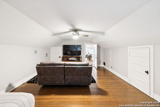 Image 38 of 47 For 133 Mistletoe Ave E