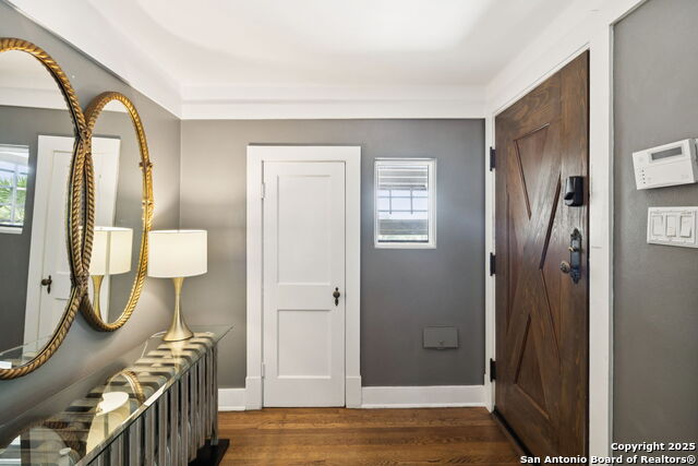 Image 4 of 47 For 133 Mistletoe Ave E
