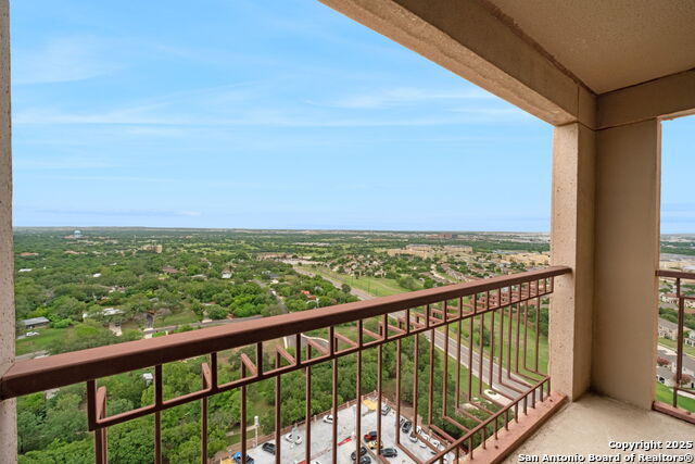 Image 4 of 8 For 1 Towers Park Ln 2004