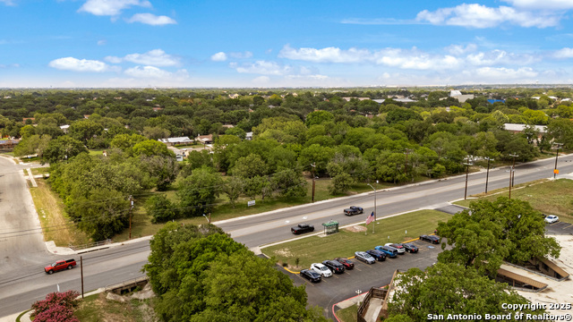 Listing photo id 19 for 4303 Southcross E