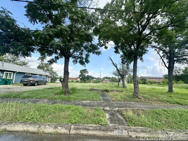Listing photo id 0 for 213 E Lindbergh