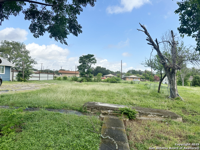 Listing photo id 2 for 213 E Lindbergh